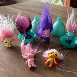 The zelfs  Troll Dolls Mini Pencil Toppers Small Toy Figures x6 Bundle